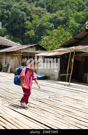 Kleinkind nach Hause von der Schule nach Annah Rais Longhouse Kuching Sarawak Borneo Malaysia Stockfoto