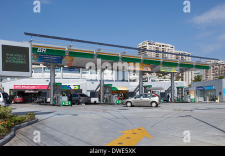 Tankstelle mit einem Dach montiert Photovoltaik Bau Stockfoto