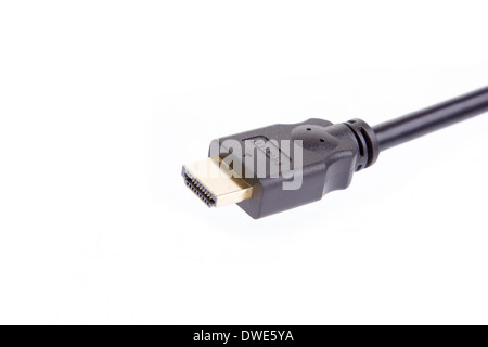 Nahaufnahme eines schwarzen HDMI-Kabels mit rein weißen Hintergrund Stockfoto