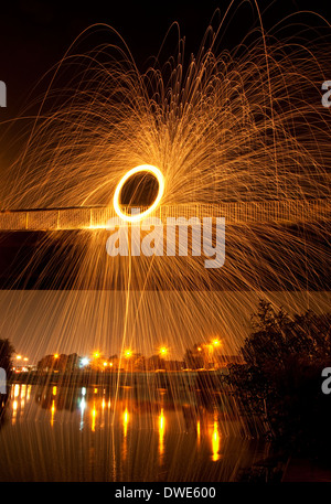 Langzeitbelichtung Stahlwolle Spinnerei in Nottinghamshire, England UK Stockfoto