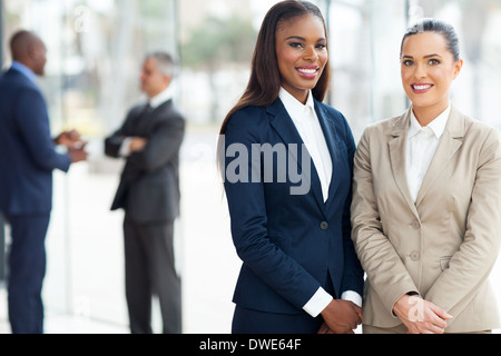 schöne Geschäftsfrauen in modernen Büro Stockfoto