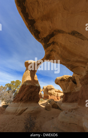 Metate Arch im Devils Garden in der Nähe von Escalante im US-Bundesstaat Utah Stockfoto