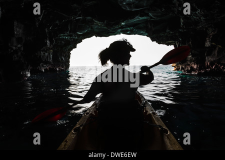 Frau, Kajakfahren in einer Meereshöhle an der Kona-Küste, The Big Island, Hawaii USA Stockfoto