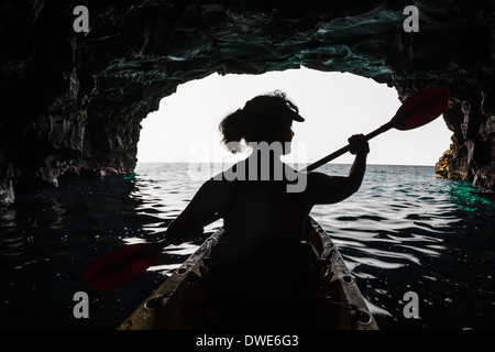 Frau, Kajakfahren in einer Meereshöhle an der Kona-Küste, The Big Island, Hawaii USA Stockfoto