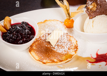 leckere süße Pfannkuchen mit Vanille Eis Marmelade und Sirup-topping Stockfoto