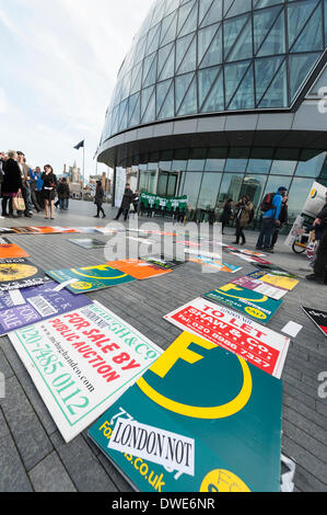 Rathaus, London, UK. 6. März 2014. Gehäuse-Gruppen & Einwohner aus quer durch die Hauptstadt demonstrieren Sie außerhalb Rathaus in London zum Ausdruck bringen ihre Wut auf Boris Johnson und über 20 UK Räte an der MIPIM-Konferenz, die sie behaupten, die aktuelle Krise im Wohnungsbau schürt. Bildnachweis: Lee Thomas/Alamy Live-Nachrichten Stockfoto