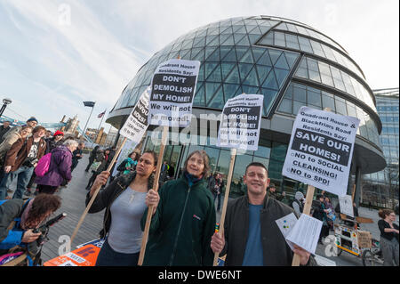 Rathaus, London, UK. 6. März 2014. Gehäuse-Gruppen & Einwohner aus quer durch die Hauptstadt demonstrieren Sie außerhalb Rathaus in London zum Ausdruck bringen ihre Wut auf Boris Johnson und über 20 UK Räte an der MIPIM-Konferenz, die sie behaupten, die aktuelle Krise im Wohnungsbau schürt. Bildnachweis: Lee Thomas/Alamy Live-Nachrichten Stockfoto