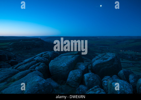 Vor Sonnenaufgang am Curbar Rand im Peak District, Derbyshire England UK Stockfoto