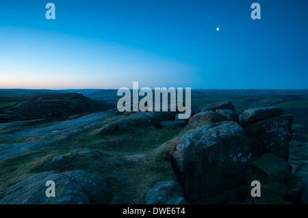 Vor Morgengrauen blaue Stunde am Curbar Rand im Peak District, Derbyshire England UK Stockfoto