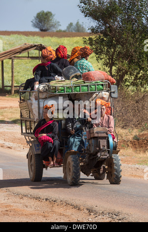 Bauernhof Arbeitnehmer Transport auf einer Landstraße in der Region PaO Shan-Staat in Myanmar Stockfoto
