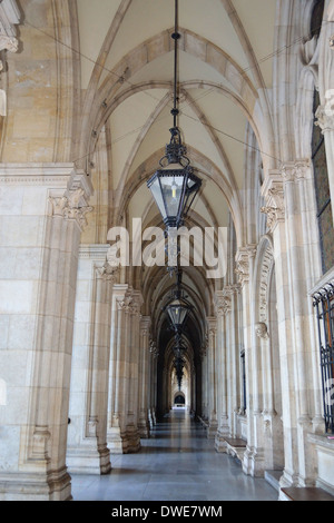 Eine Reihe von Bögen, Säulen und Lampen Stockfoto