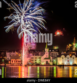 Feuerwerk über den großen Teich in Reykjavik, New Years Eve, Island Stockfoto