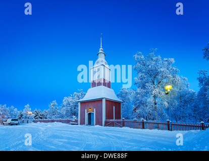 Kleine hölzerne Kirche in Jukkasjarvi, Lappland, Schweden kalten Wintertemperaturen-47 Celsius. Stockfoto