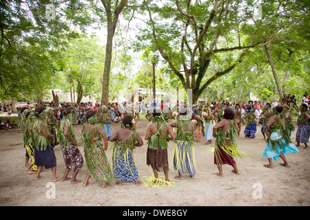 Traditionell kostümierten Tänzerinnen und Tänzer aus der ganzen Insel führen am Santa Ana Island, Salomonen, Südpazifik Stockfoto