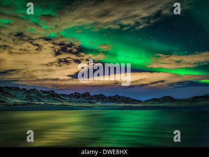 Trüben Abend mit Aurora Borealis oder das Nordlicht, Kleifarvatn, Island Stockfoto