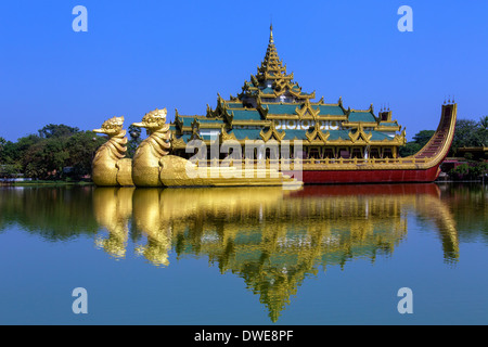 Karaweik - Replik von einem burmesischen Royal Barge am Kandawgyi See in Yangon in Myanmar (Burma) Stockfoto