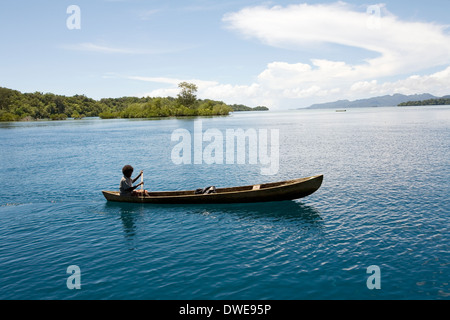 Einsamer Dorfbewohner im Kanu auf Marovo Lagune, Salomonen, South Pacific Stockfoto