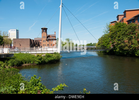 Mehrfamilienhäuser und die Spinnerei durch den Derwent im Stadtzentrum von Derby, Derbyshire England UK Stockfoto