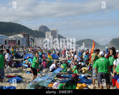 Pilger aus aller Welt Vergnügen sich am Strand von Copacabana. Die Schließung Masse auf Sonntag, 28. Juli 2013. Stockfoto