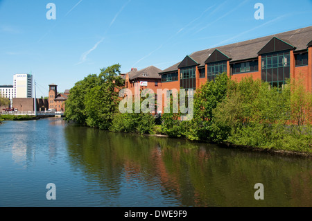 Wohnhäuser von den Derwent im Stadtzentrum von Derby, Derbyshire England UK Stockfoto