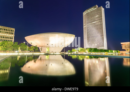 Das Ei und Corning Tower über reflektierende Pools an Nelson A Rockefeller Empire State Plaza Albany New York Stockfoto