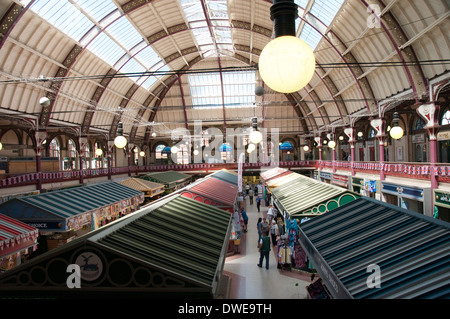 Im Inneren der Markthalle im Stadtzentrum von Derby, Derbyshire England UK Stockfoto