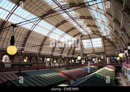 Im Inneren der Markthalle im Stadtzentrum von Derby, Derbyshire England UK Stockfoto