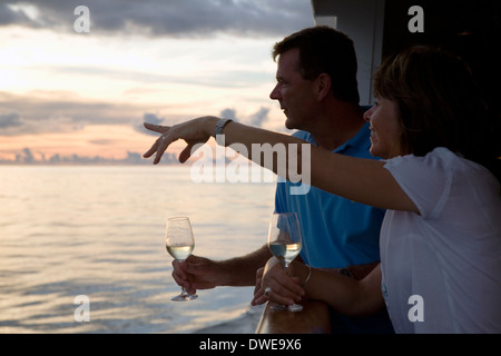 Paar Toast perfekten Tag an Bord den Aussie Luxus/Expedition Kreuzer Orion, auf dem Meer auf den Salomonen. Stockfoto