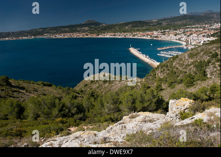 Hafen und Ort von Xabia, Spanien, vom Cap de Sant Antoni. Stockfoto