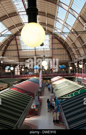 Im Inneren der Markthalle im Stadtzentrum von Derby, Derbyshire England UK Stockfoto