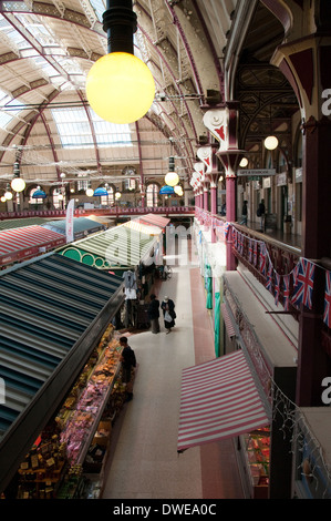 Im Inneren der Markthalle im Stadtzentrum von Derby, Derbyshire England UK Stockfoto