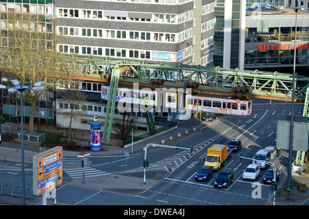 Wuppertal - die einzigartige Monorail-System die Schwebebahn. Im Zentrum der Stadt Wuppertaler Schwebebahn Stockfoto