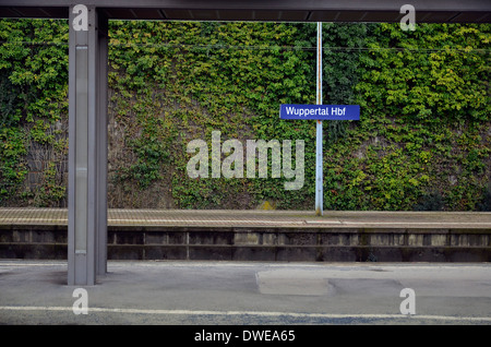 Wuppertal Hauptbahnhof (Hauptbahnhof) mit Station Zeichen. Stockfoto