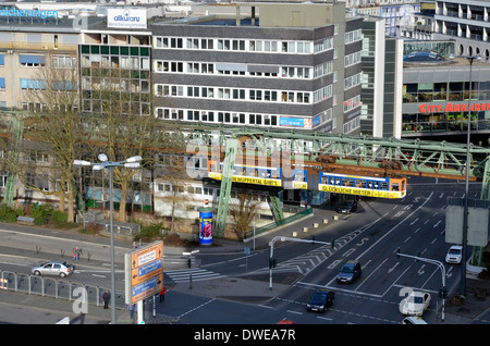 Wuppertal - die einzigartige Monorail-System die Schwebebahn. Im Zentrum der Stadt Wuppertaler Schwebebahn Stockfoto