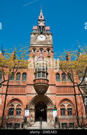 Derby Museum und Kunstgalerie mit dem Franco-flämischen Turm und Eingang in die Bibliothek am Wardwick, Derbyshire England UK Stockfoto