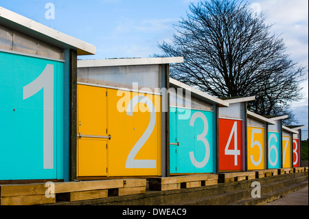 Strandhütten mit hellen farbigen Türen. Stockfoto