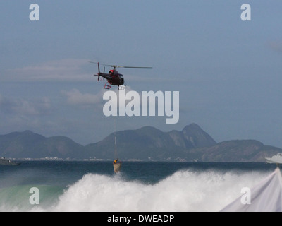 Helikopter Rettung von Menschen aus der rauhen See auf die Copacabana. Stockfoto