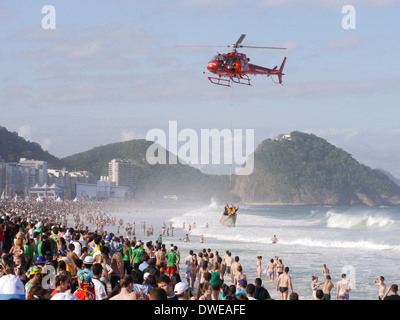 Helikopter Rettung von Menschen aus der rauhen See auf die Copacabana. Stockfoto