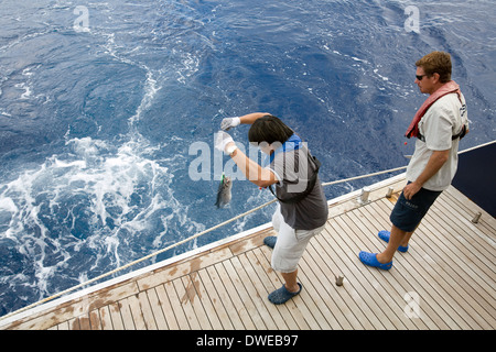 Trolling aus dem Aussie Expedition Kreuzer Orion, Melanesien & Salomon-Inseln Kreuzfahrt Stockfoto