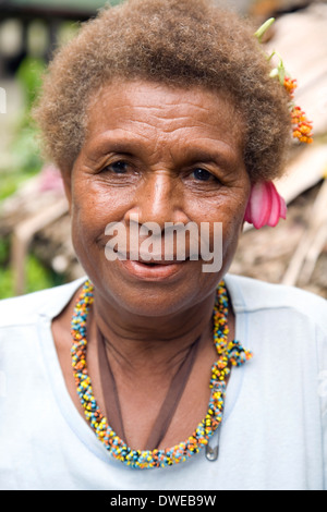 Islander posiert für ein Foto auf Santa Ana Island, Salomonen, Südpazifik Stockfoto