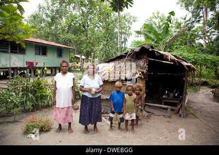Inselbewohner posieren für ein Foto auf Santa Ana Island, Salomonen, Südpazifik Stockfoto