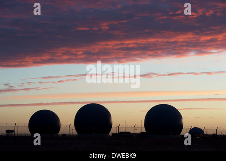 Kuppeln über Radar Scanner an RAF Croughton. Northamptonshire, England in der Morgendämmerung. Silhouette Stockfoto