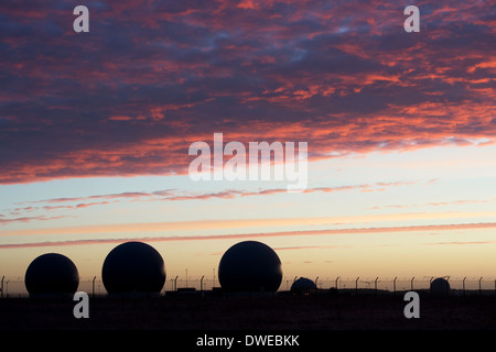 Kuppeln über Radar Scanner an RAF Croughton. Northamptonshire, England in der Morgendämmerung. Silhouette Stockfoto