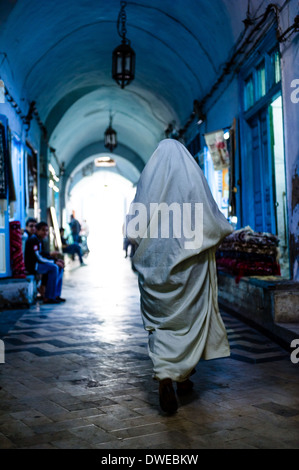 Nordafrika, Tunesien, Kairouan. Holly Stadt. Mann zu Fuß in den Souks. Stockfoto