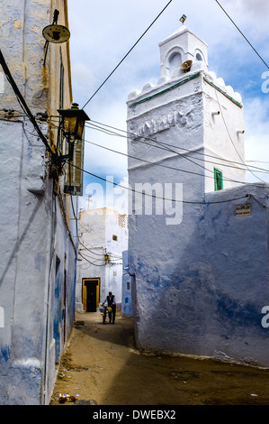 Nordafrika, Tunesien, Kairouan. Holly Stadt. Mann in der Medina. Stockfoto