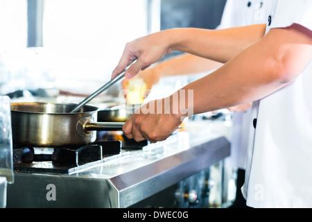 Nahaufnahme eines Kochs Hände vor Gericht Stockfoto
