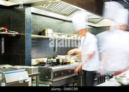 Koch in der Küche eines Restaurants Stockfoto