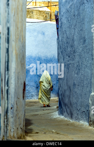 Afrika, Tunesien, Kairouan, Mann zu Fuß in die Medina. Stockfoto