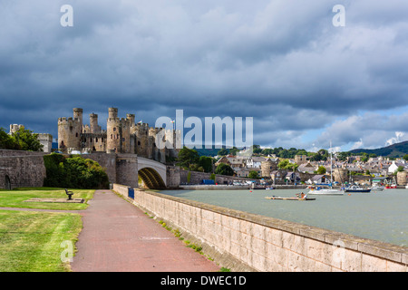 Waterfront Park vor Conwy Castle und Hafen, Conwy, North Wales, UK Stockfoto