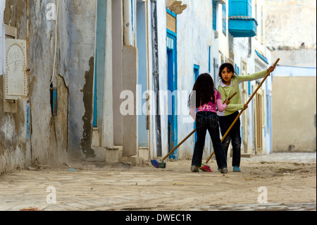 Nordafrika, Tunesien, Kairouan. Holly Stadt. Mädchen in den Straßen der Medina. Stockfoto